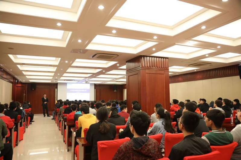 3——1——圖為銷售、技術負責人給太原科大學生進行企業介紹場景.JPG